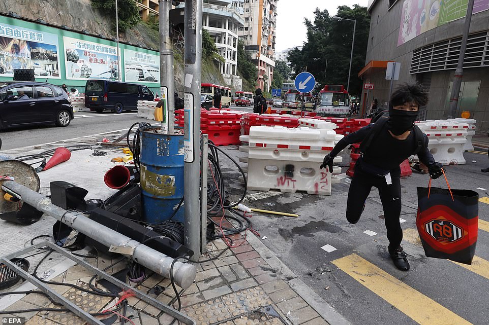 Hong Kong protests turn even more violent as pro-China people get their heads smacked 4 19650182 7567685 image a 29 1570957490445