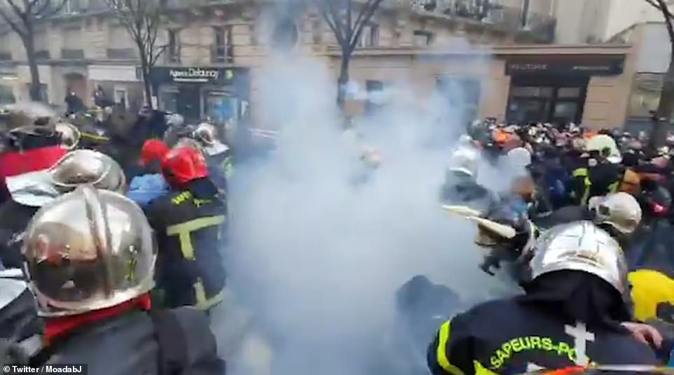 23989858 7938937 Firefighters can be seen clashing with police officers in Paris a 22 1580235649286