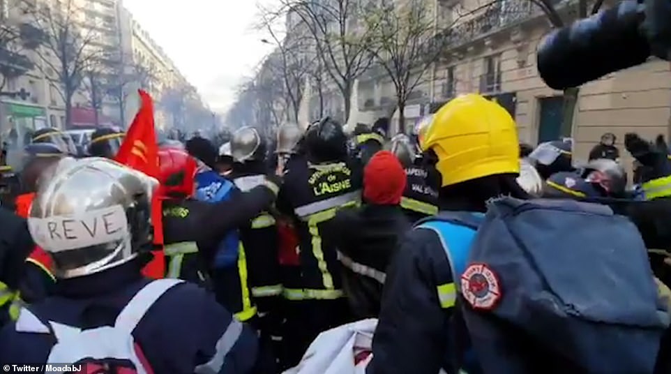 23989864 7938937 Firefighters can be seen clashing with police officers in Paris a 21 1580235649286