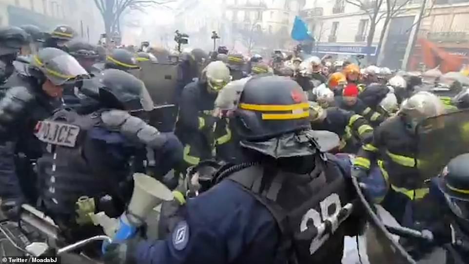 23989866 7938937 Firefighters can be seen clashing with police officers in Paris a 20 1580235649285