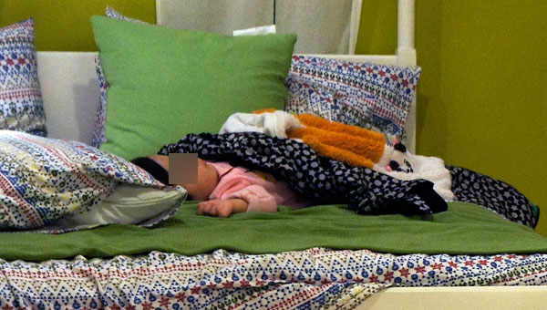 Beijing locals visit IKEA to sleep 7 dsc08053