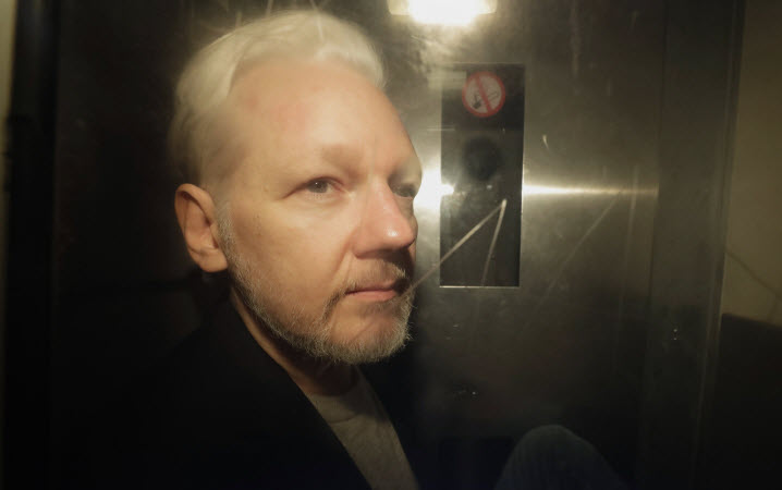 Trump Plans to Give His Supporter Julian Assange Life in Prison 1 assange winning with trump