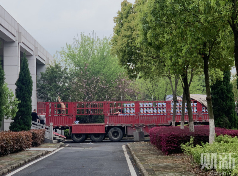 More Evidence of Pathetic Chinese Lies: Urns with Ash Reveal At Least 97,000 Coronavirus Dead 2 wuhan urns truck