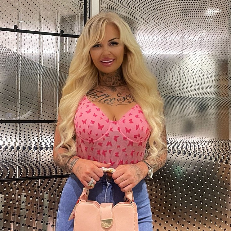 2 Beautiful Australian Barbie Dolls Get Permanent Heart Problems after Drinking Poisoned Juice 4 chaye connelly aus 3