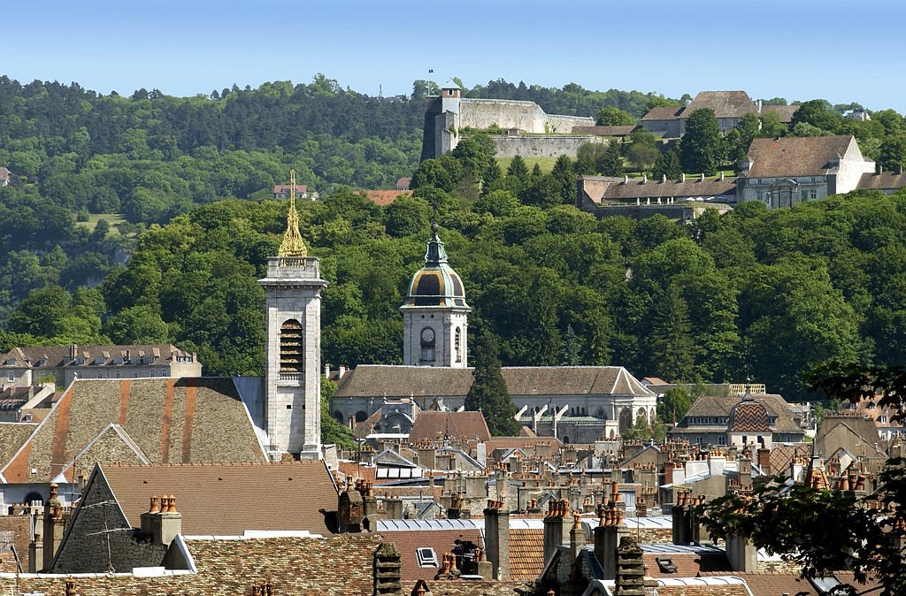 France: Homeowners Find Dead Man on Their Balcony After Fight Between Migrant Gangs 1 la vieille ville de besancon