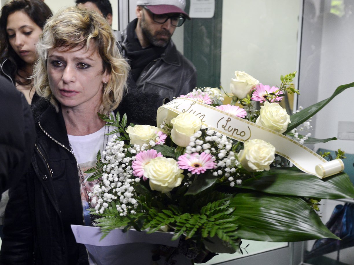 Mother of Italian girl killed by Nigerians proudly carried bouquet sent by "White Rampage" Hero 3 27nUu8l