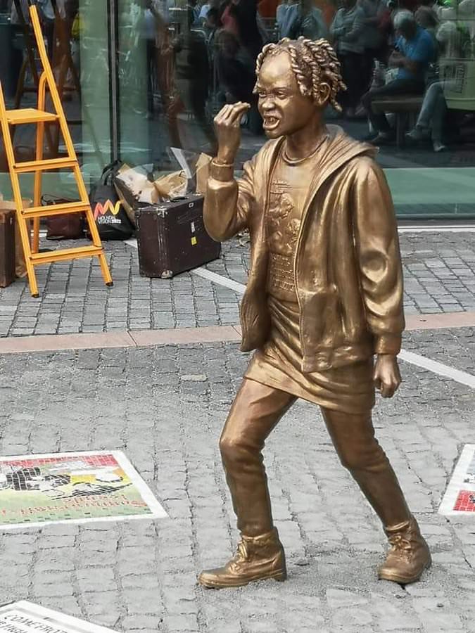 Swedes Now Worship Gold-Encrusted Black Statue as Their God 8 2uD0kRp