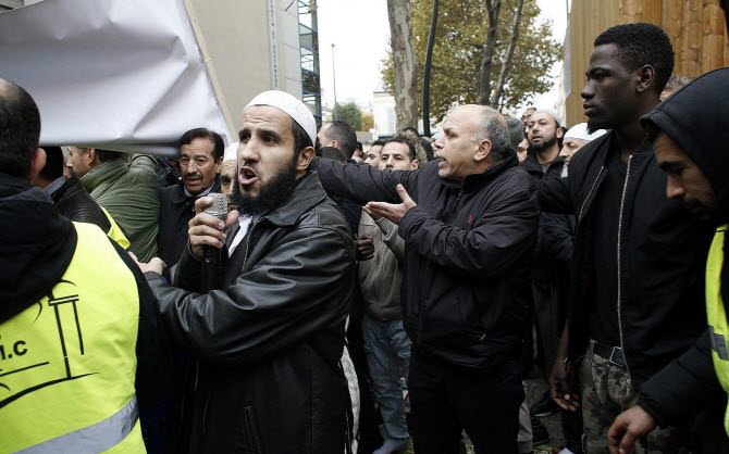 100 Officials Singing La Marseillaise Drown Out Islamic Prayers at Muslim Street Protest 2 6feohbf