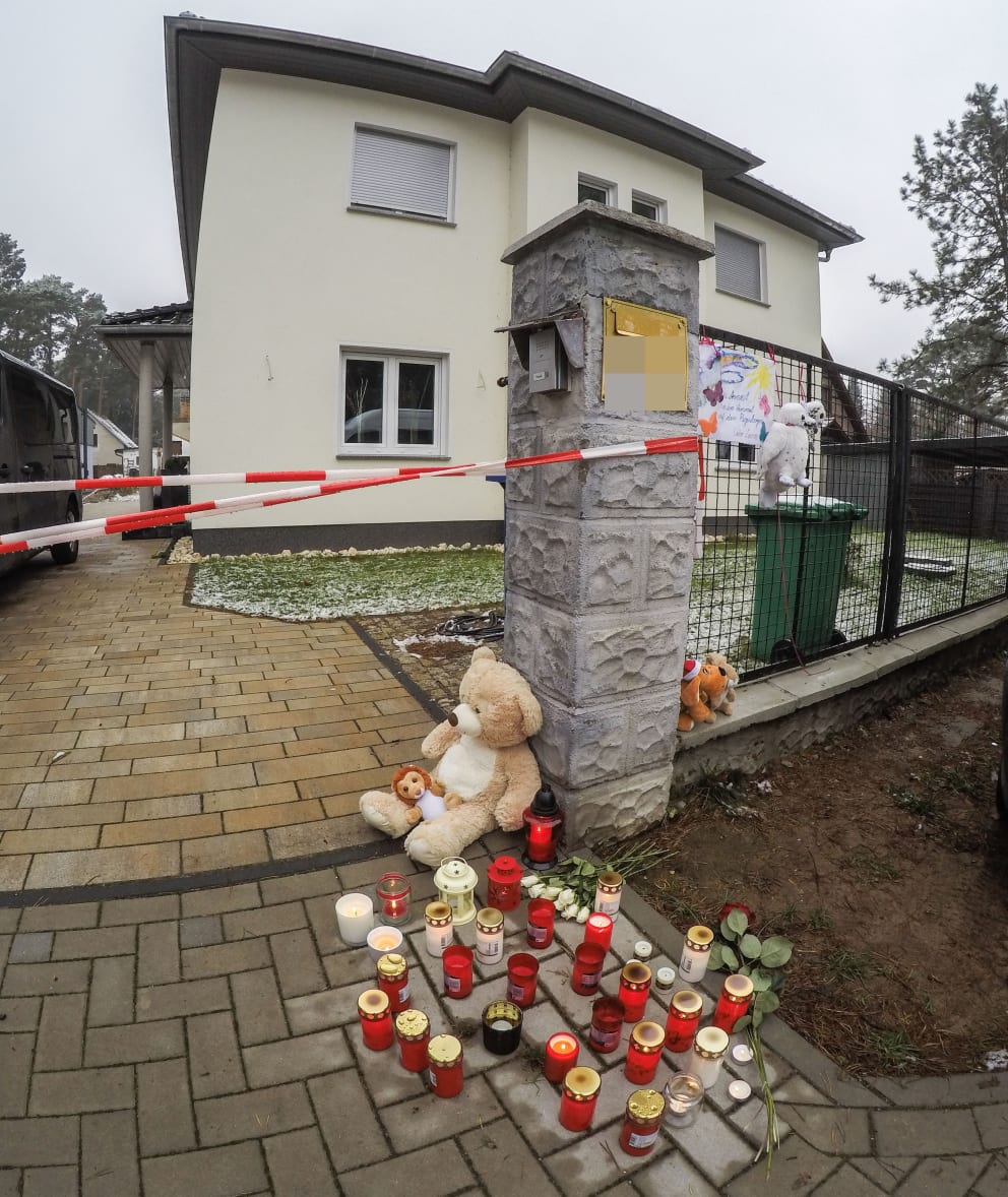 Entire Family of 5 Commits Suicide in Germany Because of Vaccine Tyranny 2 CdNlSRB