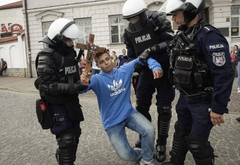Poland: Boy Confronts Blasphemous Gays Waving Gay Virgin Mary and Jesus 2 EMuv9Vm