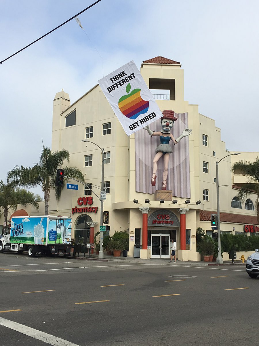 Fired Engineer James Damore calls Google "Goolag" in HQ protest 6 HFUWczS