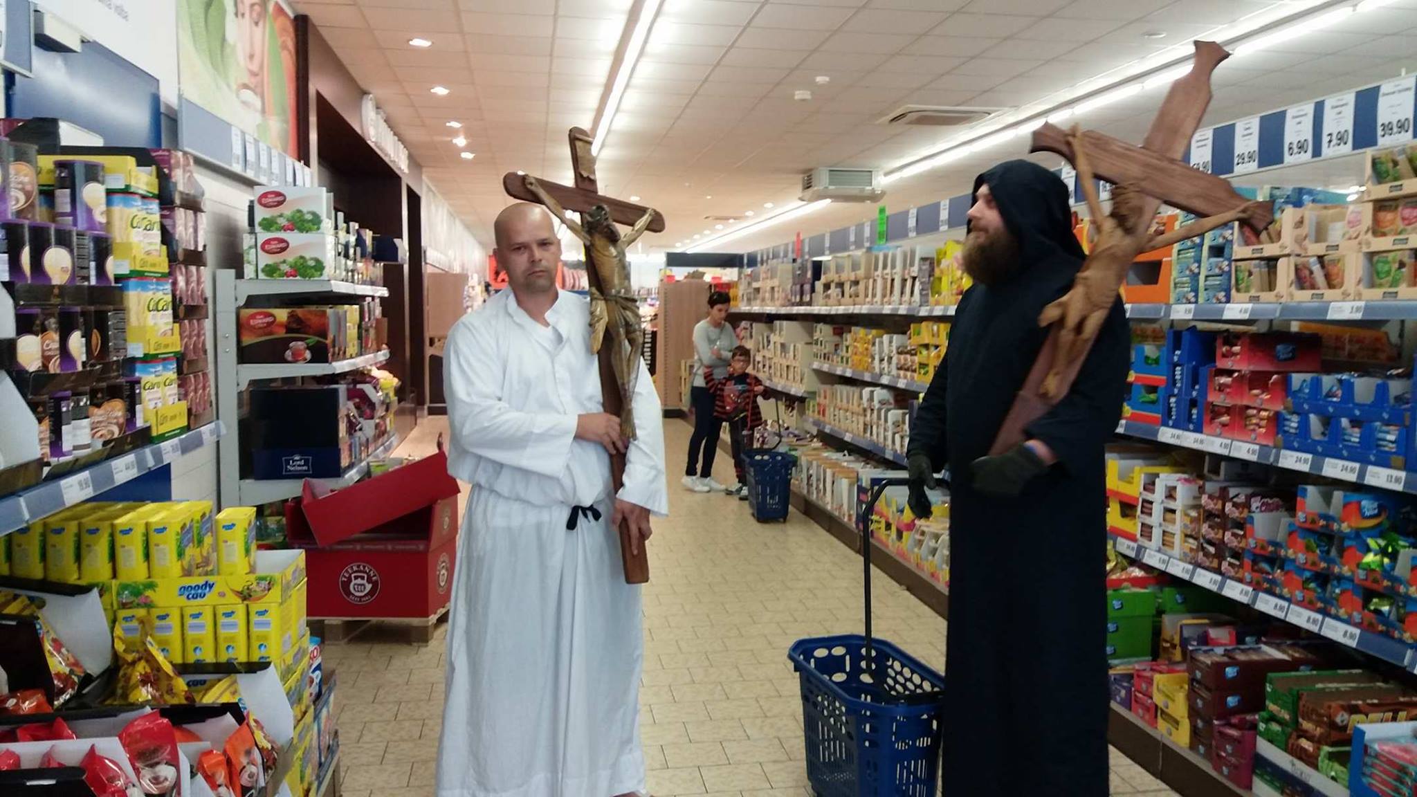 Czech Christians with giant Crucifixes protest against LIDL after Cross Censorship 5 J96RTEy