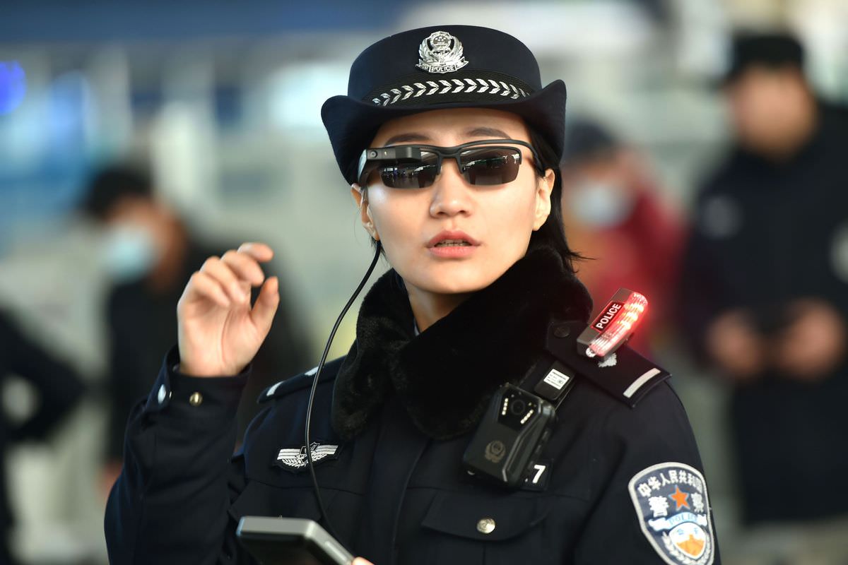 Chinese Police Begin Using Facial Recognition Sunglasses to Find Suspects 1 KRwmbOl