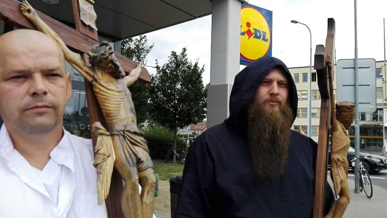 Czech Christians with giant Crucifixes protest against LIDL after Cross Censorship 8 NyYMAL7
