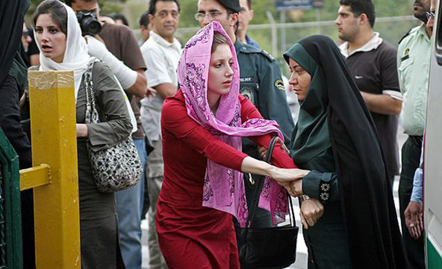 Massive riots hit Islamic Iran, protesters shout "Death to Dictator" as 2 Shot Dead 11 O3NV56P