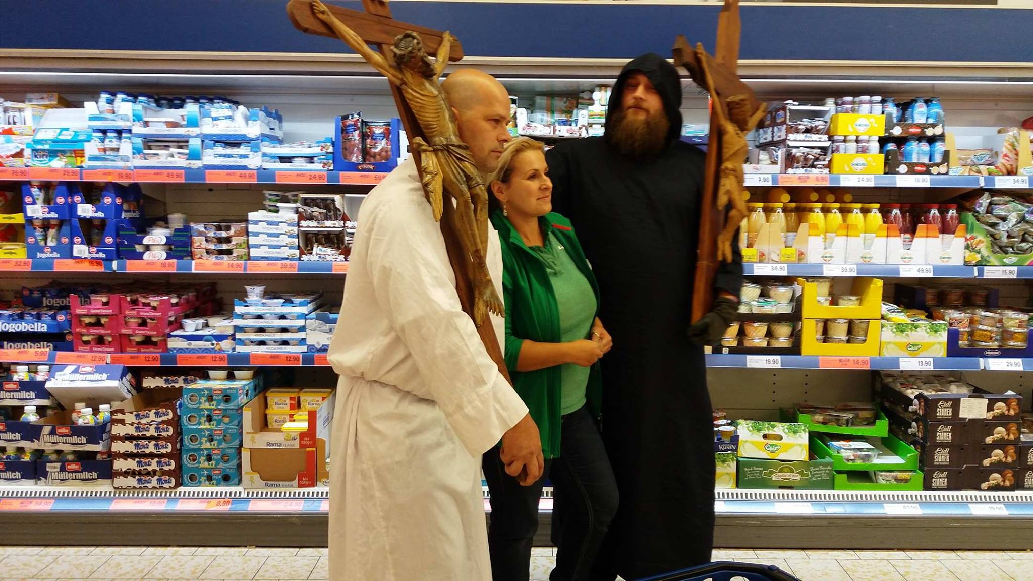 Czech Christians with giant Crucifixes protest against LIDL after Cross Censorship 9 PXrigbH