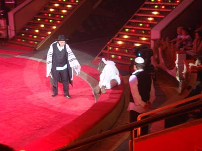 Moscow circus presents monkeys as Jews 3 DSC07461 wa