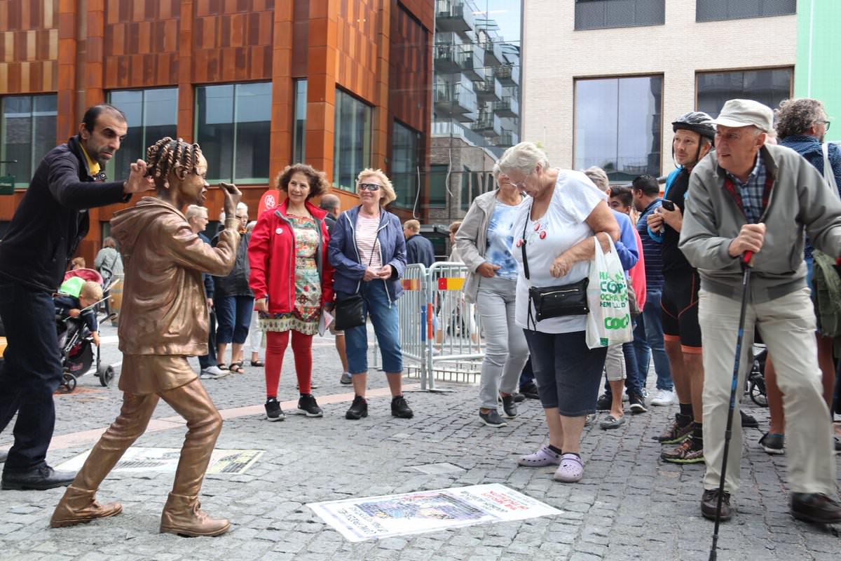 Swedes Now Worship Gold-Encrusted Black Statue as Their God 2 RazZkmI