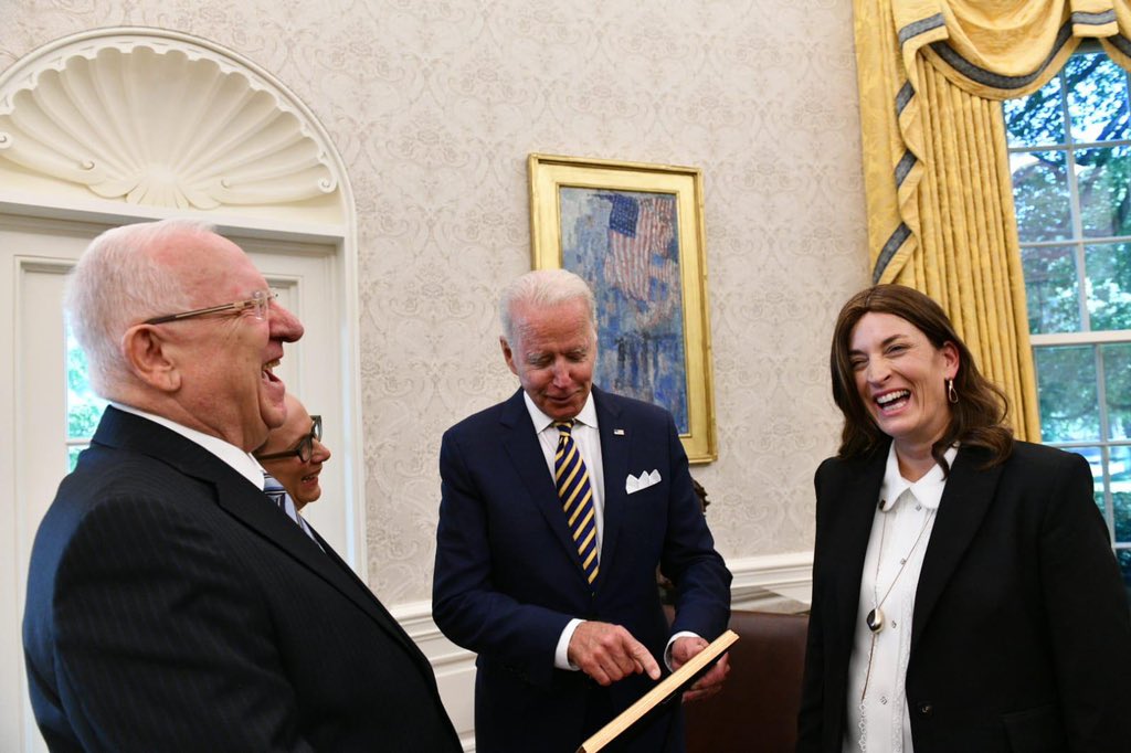 Joe Biden Bows on his Knees in from of Israel's President to Show his Subservience 4 TSQHLvj