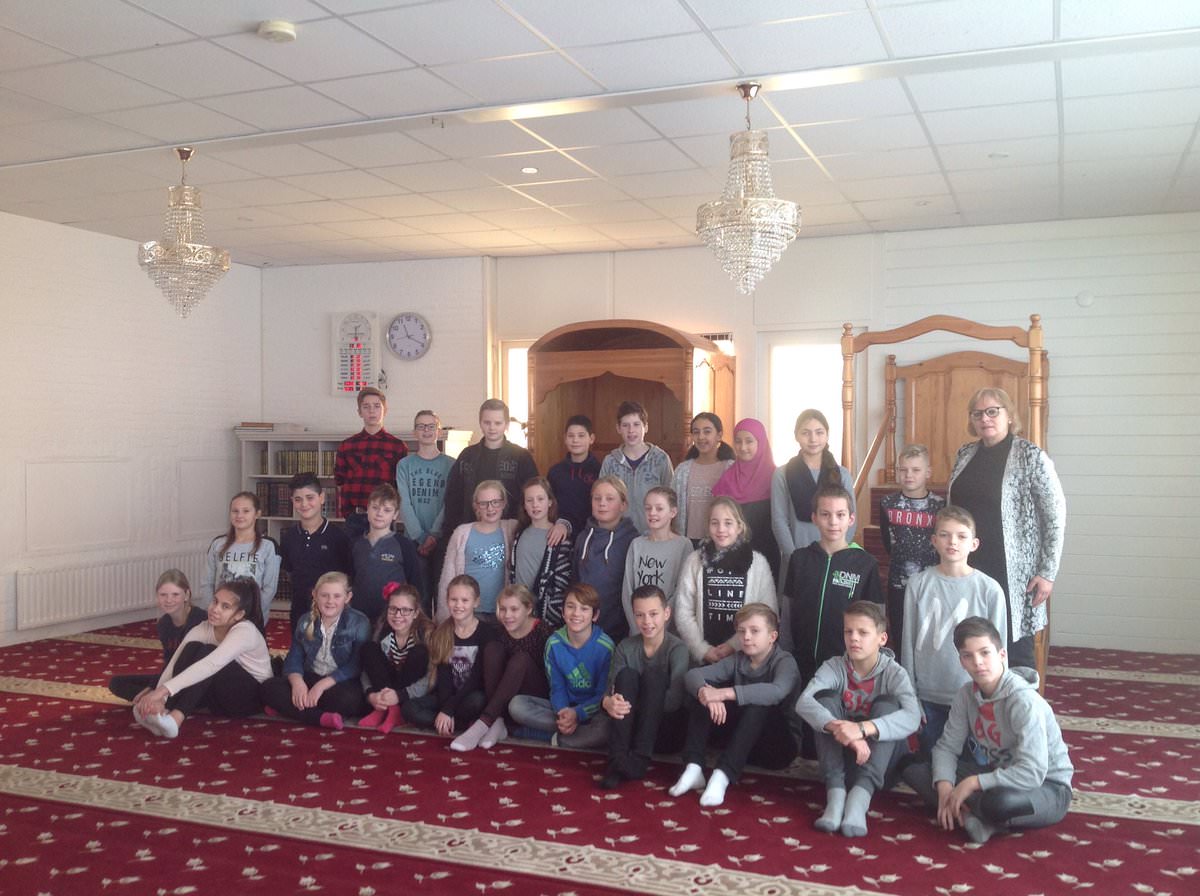 Every day hundreds of Dutch school children are forced to bow to Islam 1 TpbIHr0