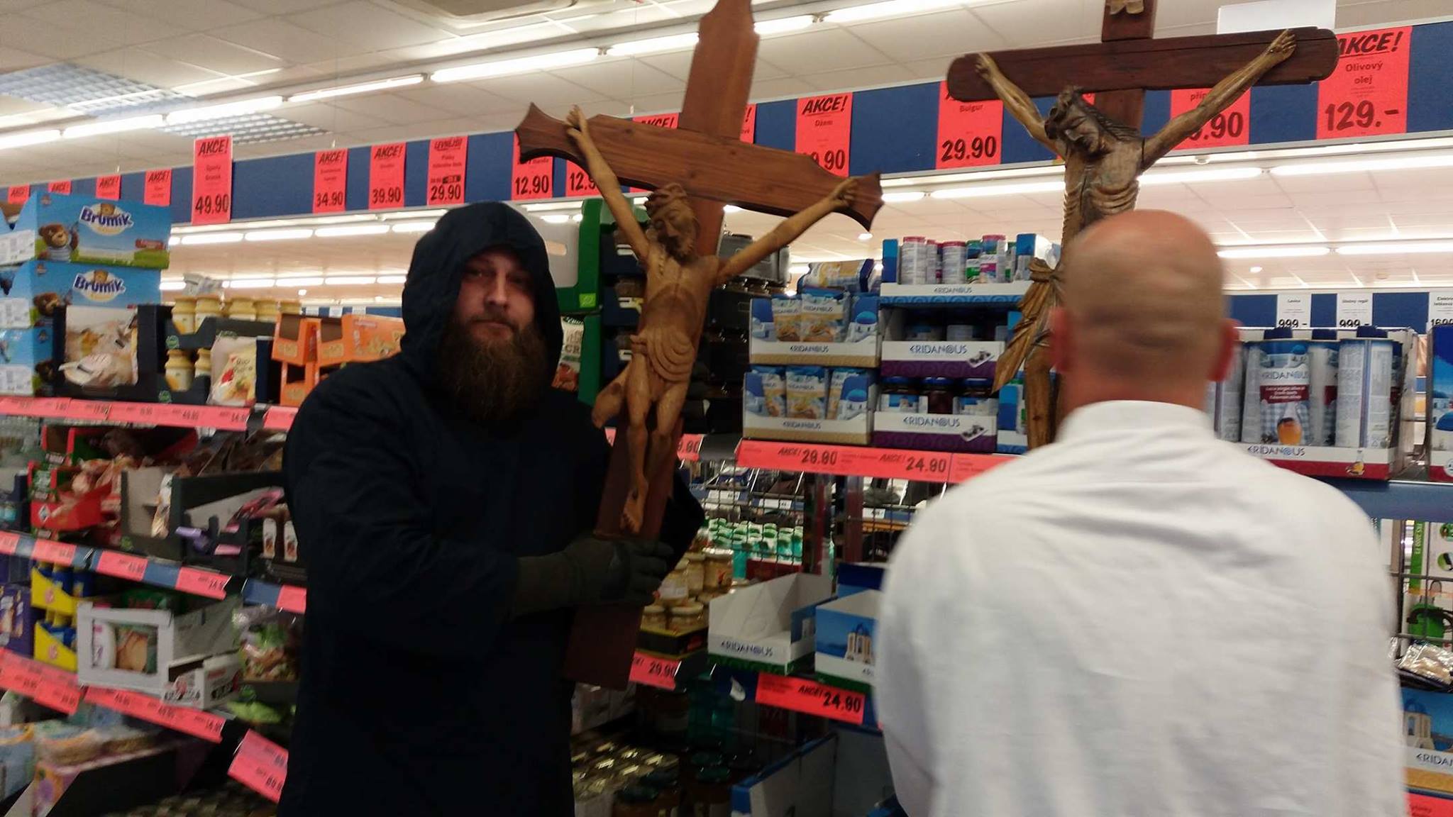 Czech Christians with giant Crucifixes protest against LIDL after Cross Censorship 3 UPkJgN7