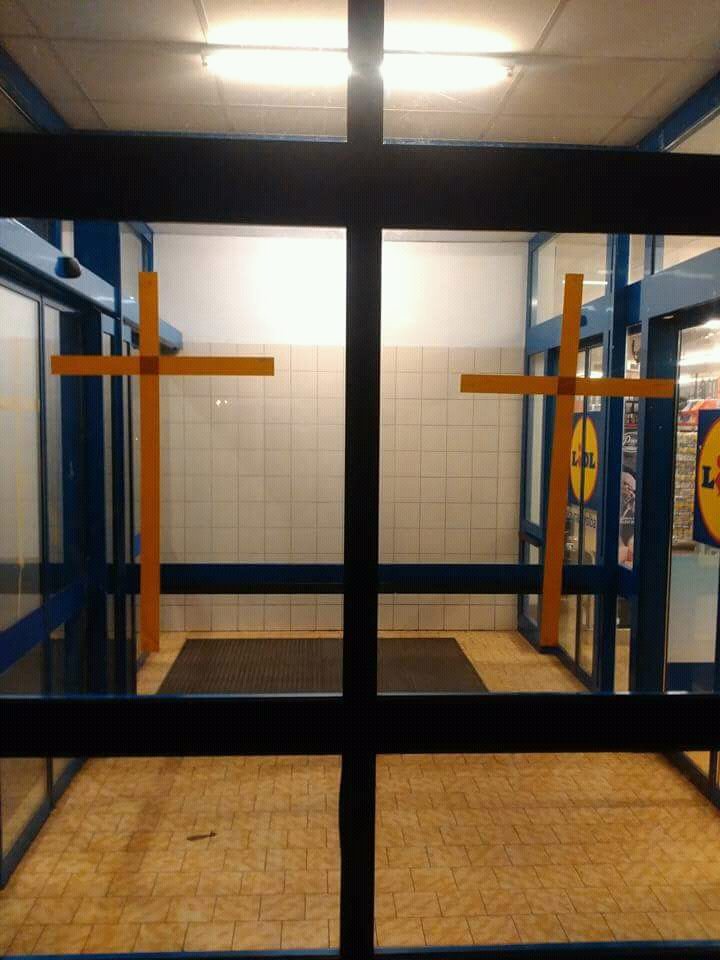 Czech Christians with giant Crucifixes protest against LIDL after Cross Censorship 7 Uk4SKQU