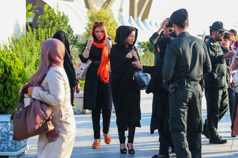 Massive riots hit Islamic Iran, protesters shout "Death to Dictator" as 2 Shot Dead 16 Y2iFY5w