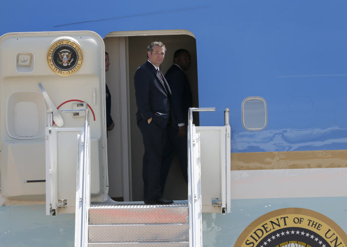 Ted Cruz met with Obama prior to RNC, Endorses Hillary, Rick Perry set to Destroy Cruz 3 Ted Cruz Dallas Air Force One