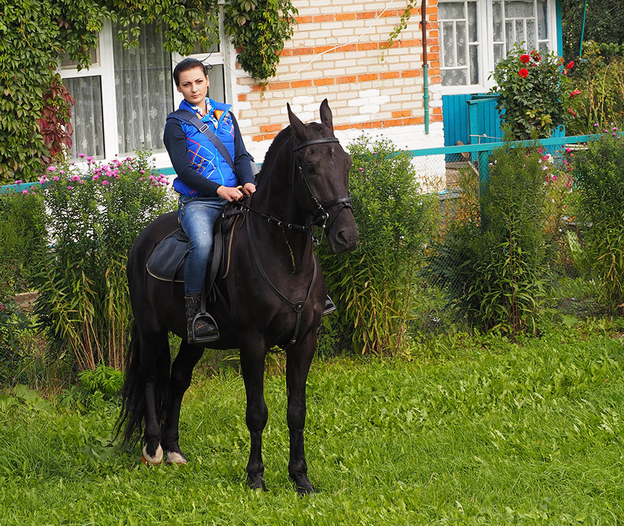 Beautiful horse-riding Russian postwoman becomes AliExpress face in China 2 5a0abd86fc7e93360c8b4567