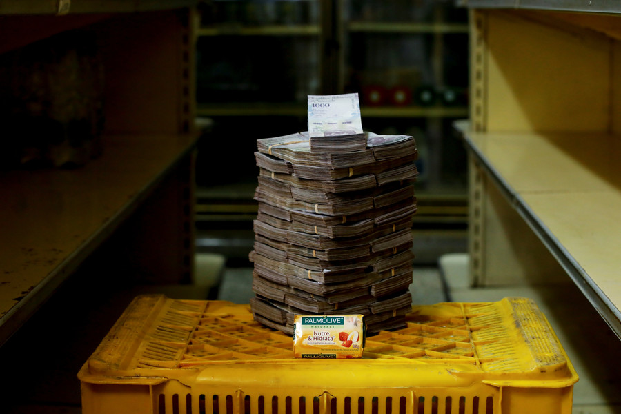 Venezuela goes Hyperinflation: A huge bag of Money for a chicken! 2 5b7fba66dda4c8ec318b45bf