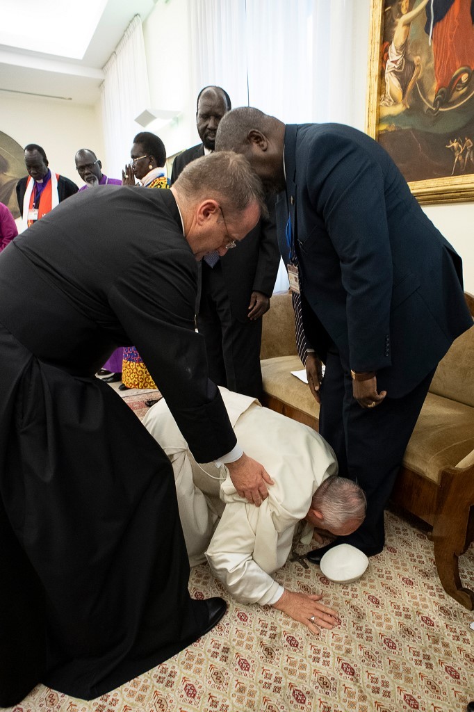 Pope Satan Kneels Like a Slave, kisses South Sudanese leaders feet 2 5cb05c76fc7e93dd728b4582
