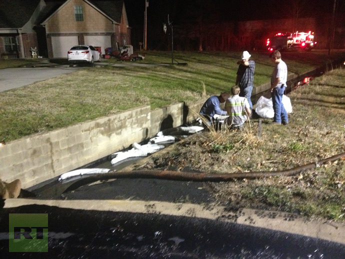 Exxon oil spill paints Arkansas town in black 2 001