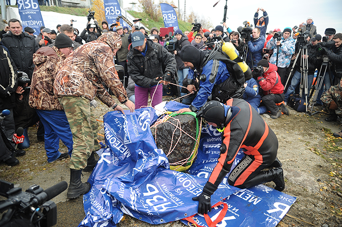 Huge half-ton chunk of Russian meteorite lifted from lakebed 3 rian 02302526.hr.en