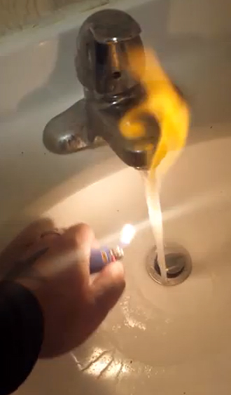 North Dakota man sets fracking contaminated tap water on fire 2 snimok ekrana 2013 12 31 v 16.58.31