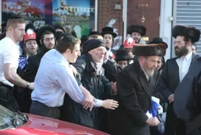 Jewish Activists Hack ‘Anti-Semitic’ Facebook Group 1 flag burning stopped by zionist pic