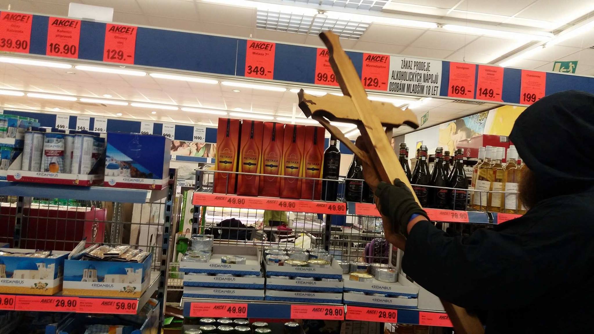 Czech Christians with giant Crucifixes protest against LIDL after Cross Censorship 10 gX9DXLU