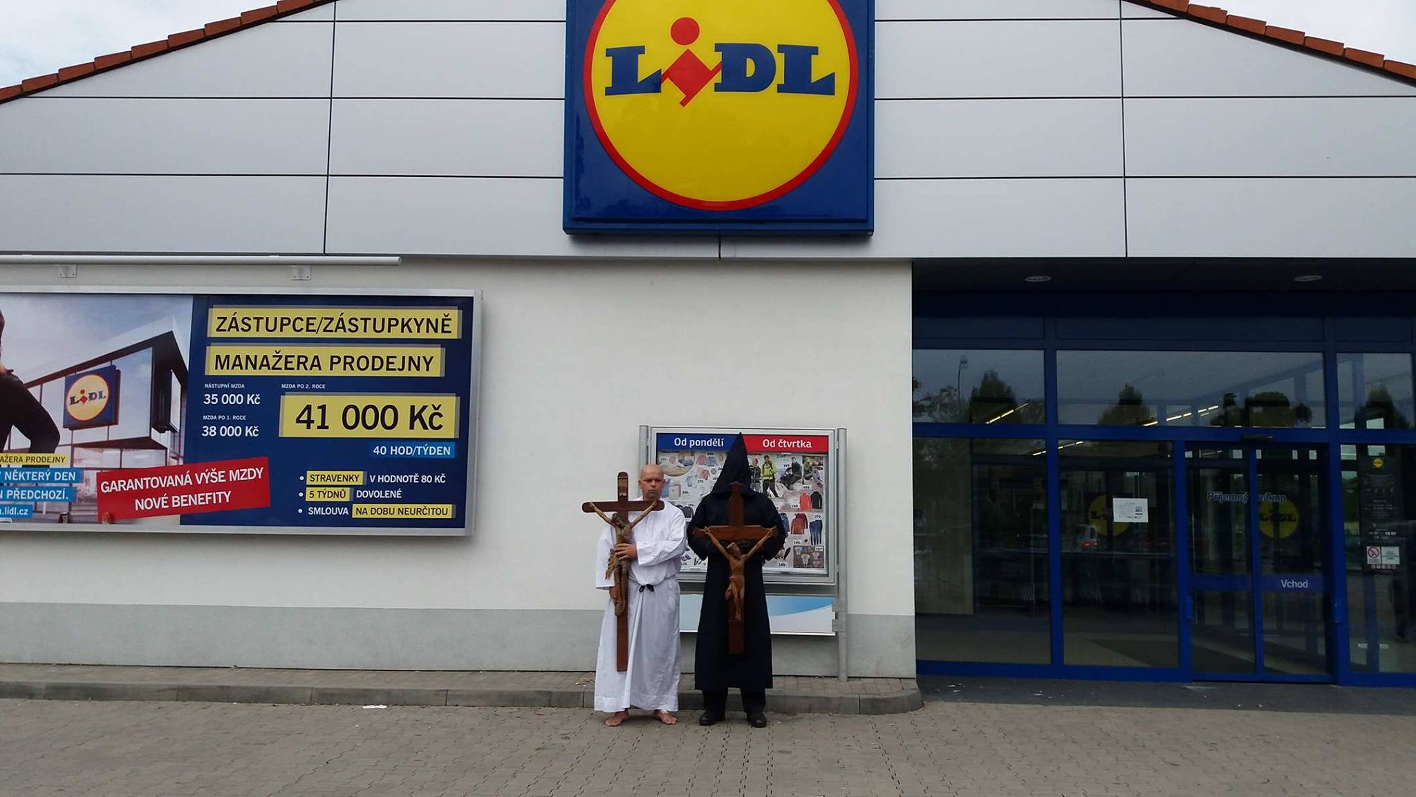 Czech Christians with giant Crucifixes protest against LIDL after Cross Censorship 4 h07FX98