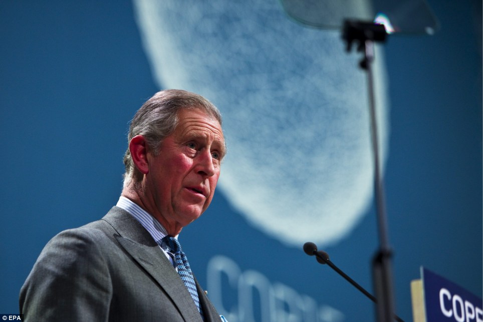 The Green Hypocrites: Prince Charles and Brown take separate jets... to lecture the World on Global warming 2 Prince Charles addressing the UN conference in Copenhagen yesterday  Read more: http://www.dailymail.co.uk/news/article-1236249/The-Green-Hypocrites-Prince-Charles-Gordon-Brown-separate-jets--lecture-world-global-warming.html#ixzz0ZrmamXfu