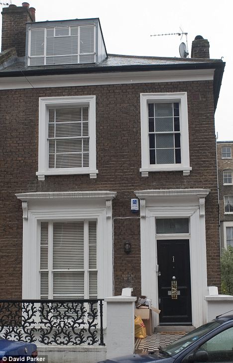 Single mother-of-six finds £2m mansion on the net... and then gets YOU to pay £7,000 a month rent 2 article 1250993 08335B16000005DC