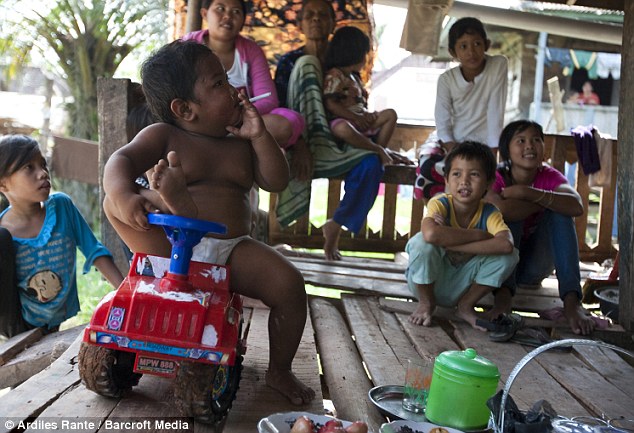 2-year-old Indonesian Child Smokes 40 Cigarettes Per Day 1 article 0 09C25401000005DC