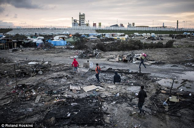 Migrants Erect Burning Road Blocks to Hijack Trucks in Calais France 5 39CE8EED00000578 4535490 image a 10 1495573409501