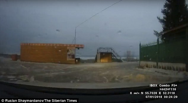 Mysterious bright flash and Ground Shaking Explosion in Russia 5 47EDF8E900000578 0 image a 5 1515483012007