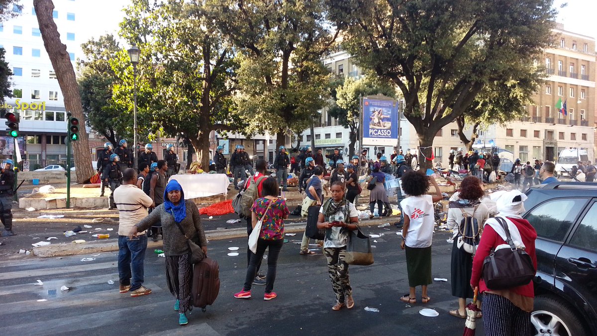Police clash with migrants protesting eviction in Rome 2 iT0otG5