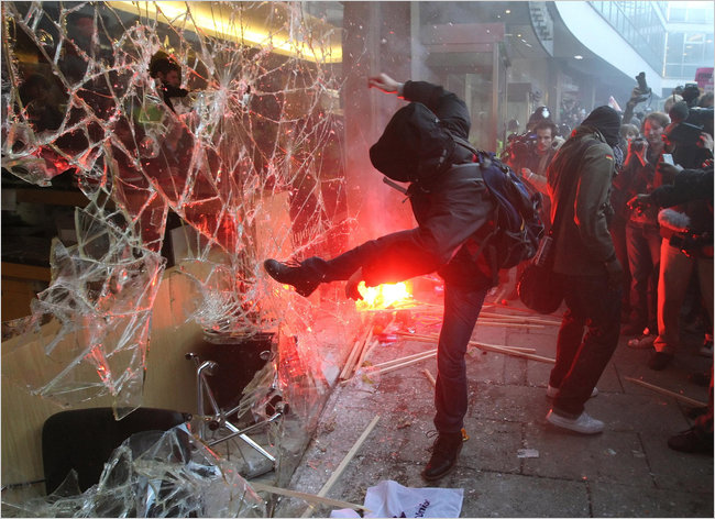 London Tuition Hike Protests Turn Violent 2 11londonspan cnd popup