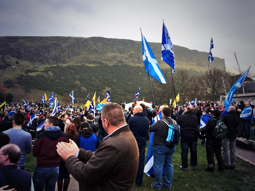 Hundreds demand independence at Scottish Parliament 2 B3nhKutIQAI 2X