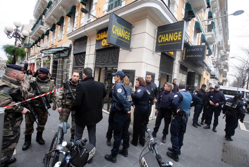 3 soldiers attacked outside Jewish center in Nice, France 2 B87dRJaCYAAaJra