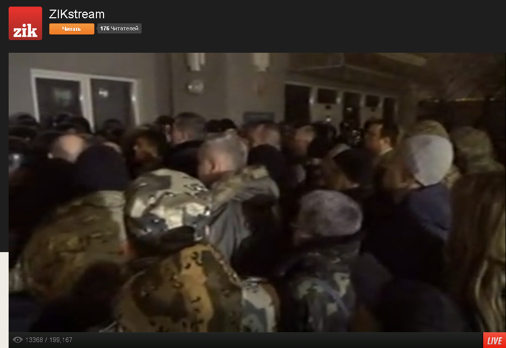 Hundreds trying to break into Ukraine president's office in Kiev 4 B87rSPmIQAErcu8
