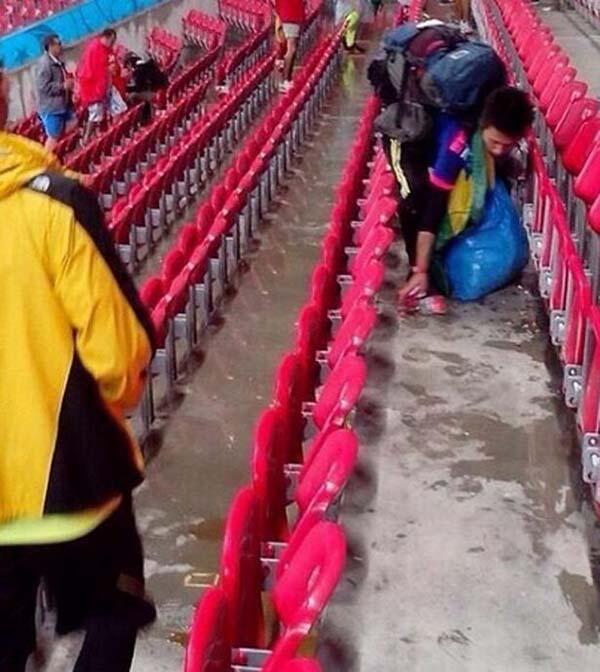 Japanese fans clean up Brazil stadiums after team's matches 3 BqRmqipCQAESlq3