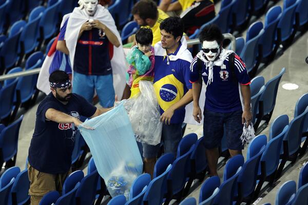 Japanese fans clean up Brazil stadiums after team's matches 2 BqkSeaoCMAAkRST