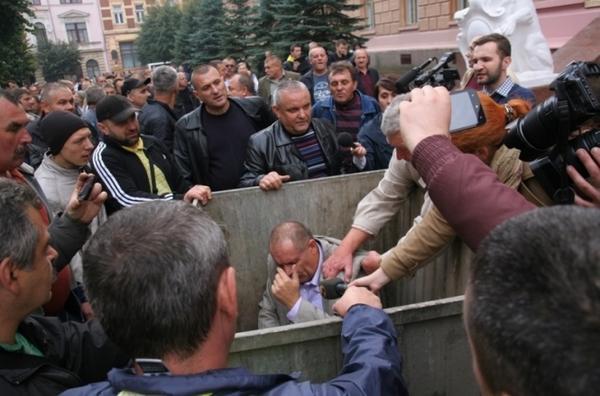 Radical protesters throw ‘old regime’ official into dumpster in East Ukraine 3